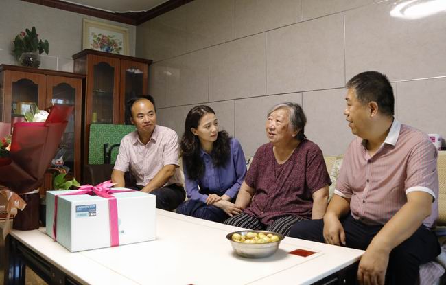 校党委副书记马洁为离休干部陆锐祝寿-西安外国语大学