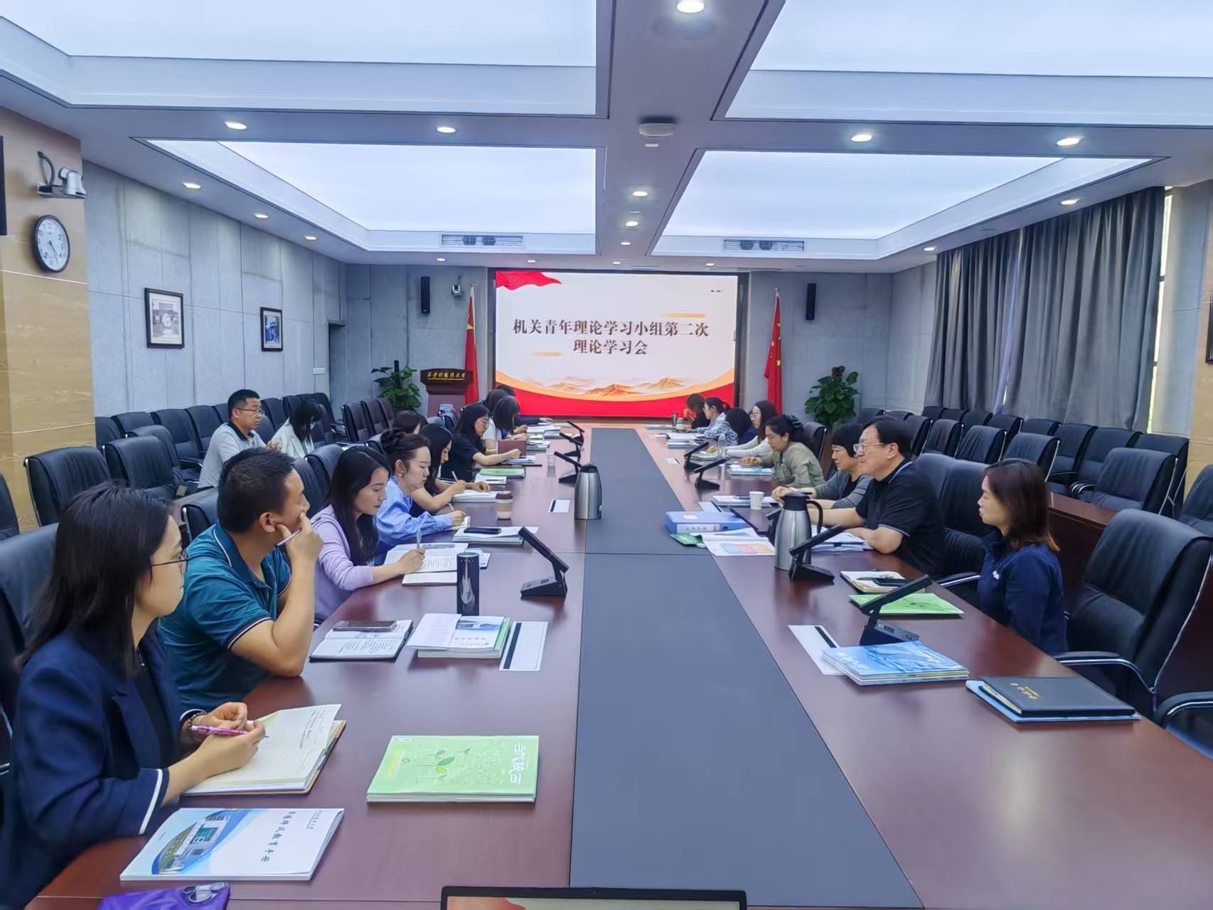 机关青年理论学习小组开展警示教育和业务学习