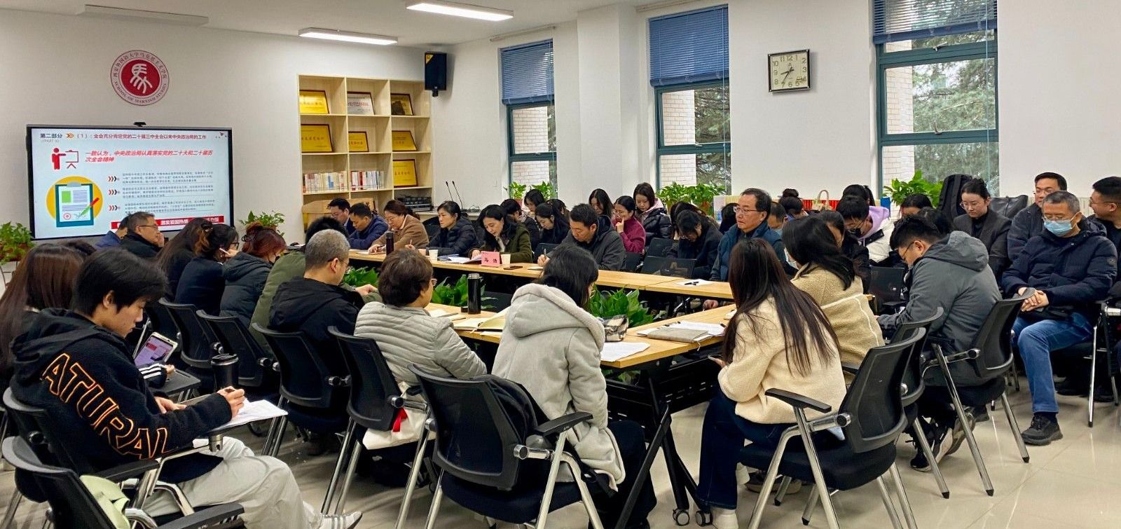 校党委副书记马洁在马克思主义学院讲授专题思政课  宣讲党的...